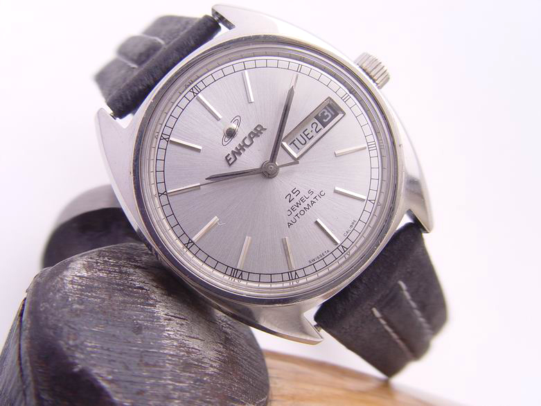 (070903-13) Enicar Date & Day Shiny Dial Auto AR2167 70's Vintage